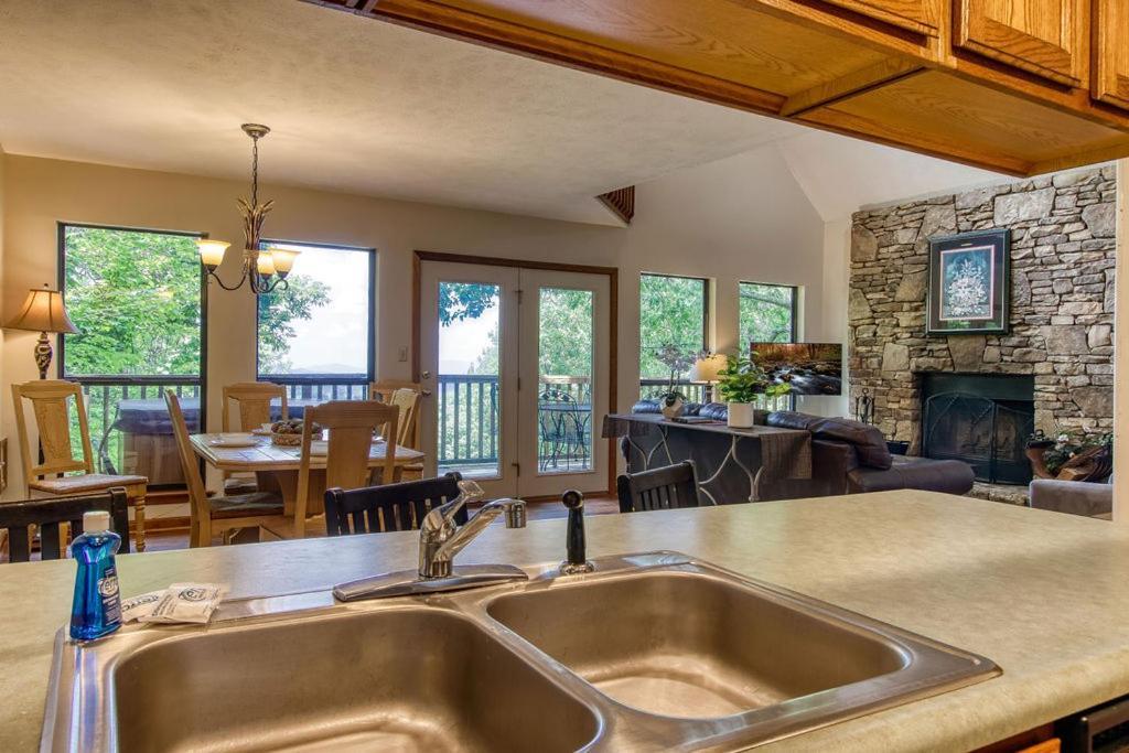 Serenity Heights, Amazing Views, Hot Tub Pool Access, 1089 Free Tickets Each Paid Day, Dollywood Гатлинбург Экстерьер фото
